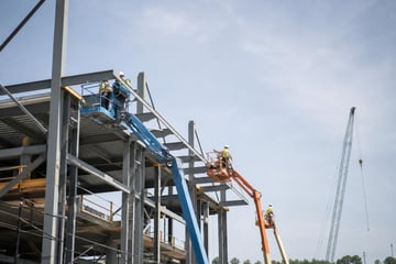 Articulating boom lift at a commercial worksite, illustrating boom lifts financing with no down payment: what to expect
